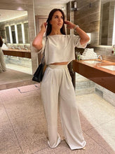 Load image into Gallery viewer, Short Sleeved Loose Crop Top
